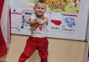 Chłopiec z flagą Polski.