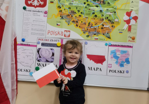 Dziewczynka z flagą Polski.
