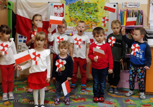 Dzieci w grupie , z flagami Polski.