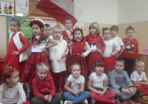 Dzieci pozują w ubraniach czerwono-białych do zdjęcia.