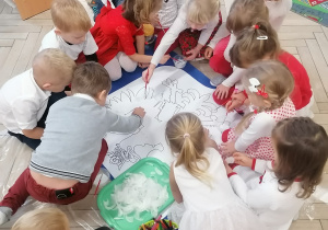 Dzieci malują godło Polski.