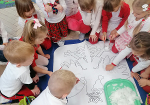 Dzieci malują Godło Polski.