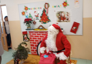 Mikołaj oczekuje na dzieci.