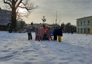 Dzieci podczas zabawy na śniegu.