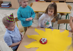 Dzieci świętują urodziny Kuby.