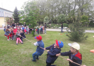 Dzieci biorą udział w zabawie z okazji dnia dziecka.