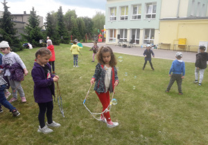 Dzieci biorą udział w zabawie z okazji dnia dziecka.