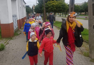 Korowód przedszkolaków ulicami miasta.