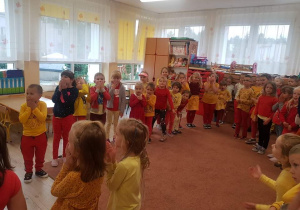 Dzieci stoją w kole i śpiewają wspólnie piosenkę.
