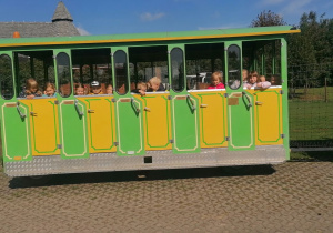 Dzieci w zoo Borysewie.