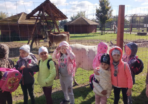Dzieci zwiedzają ZOO Borysew.