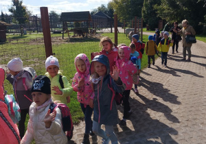 Dzieci zwiedzają ZOO Borysew.