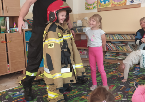 Dziecko w stroju strażaka.