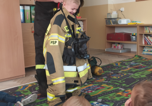 Dziecko w stroju strażaka.