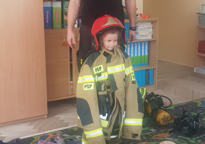 Dzieci na spotkaniu ze strażakiem.