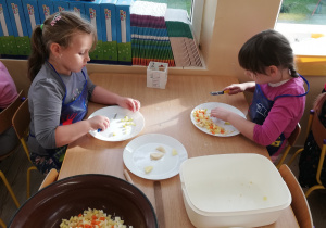 Dzieci robią sałatkę warzywną.