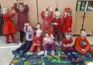 Dzieci świętują dzień czerwony w przedszkolu.