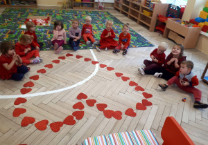 Dzieci świętują dzień czerwony w przedszkolu.