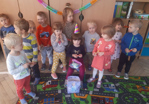 Dzieci świętują urodzinki swojej koleżanki Zosi.