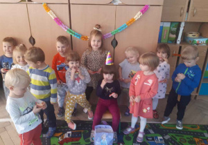 Dzieci świętują urodzinki swojej koleżanki Zosi.