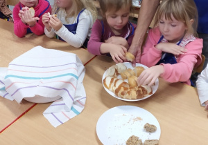 Dzieci próbują swojego wyrobu - chleba.