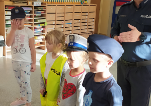 Dzieci poznają zawód policjanta.