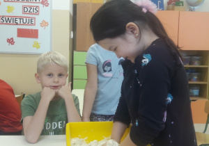 Dzieci robią chleb.