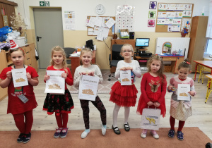 Dzieci zwycięzscami konkursu prezentują dyplomy.