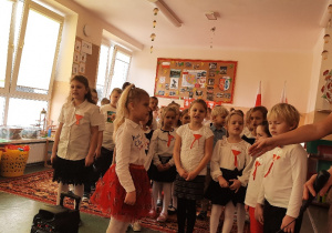 Dzieci biorą udział w apelu z okazji 11 listopada.