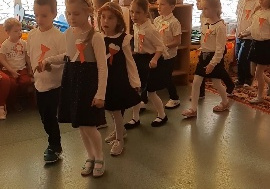 Dzieci tańczą Poloneza.