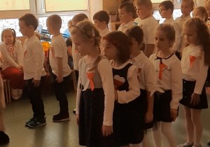 Dzieci tańczą Poloneza.