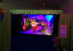 Dzieci oglądają przedstawienie interaktywne.