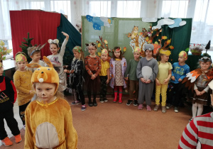 Dzieci aktorami w przedstawieniu teatralnym.