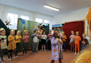 Dzieci aktorami w przedstawieniu teatralnym.