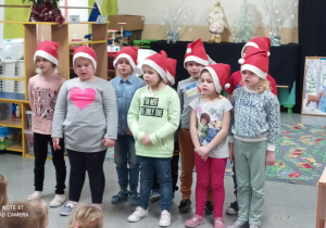 Dzieci podczas recytacji wiersza o Mikołaju.