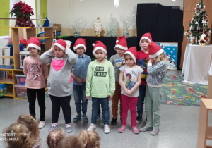 Dzieci podczas recytacji wiersza o Mikołaju.