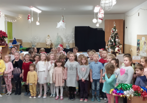 Dzieci podczas śpiewania piosenki o Mikołaju.
