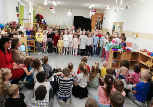 Dzieci śpiewają piosenkę o Mikołaju.
