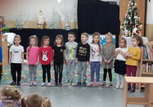 Dzieci śpiewają kolędy.