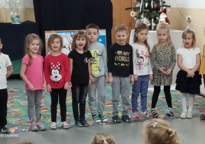 Dzieci śpiewają kolędy.