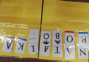 Wyrazy ułożone z liter w teczce.