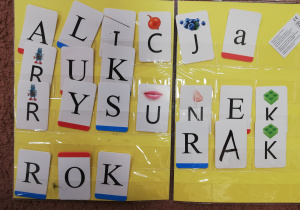 Wyrazy ułożone z liter w teczce.