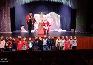 Dzieci z Mikołajem na scenie teatru Piccolo.