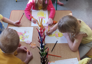 Dzieci rysują portret Kubusia.