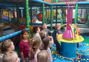 Dzieci bawią się w figloraju.