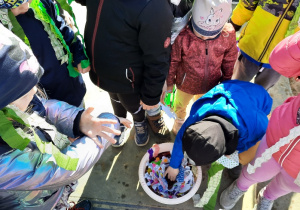 Dzieci topią Marzannę w misce z wodą. Inny sposób niemożliwy ze względu na ekologię.