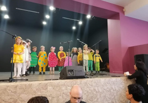 Dzieci na scenie w strojach do piosenki Kłótnia wielkanocna.