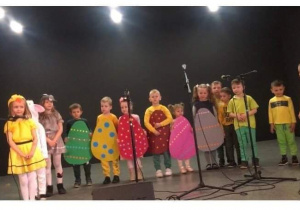 Dzieci na scenie w strojach do piosenki Kłótnia wielkanocna.