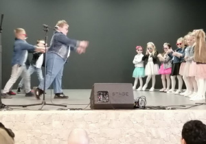 Dzieci na scenie podczas tańca.