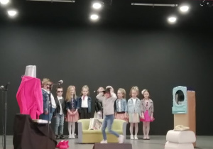 Dzieci na scenie podczas przedstawienia " Pan Hilary".